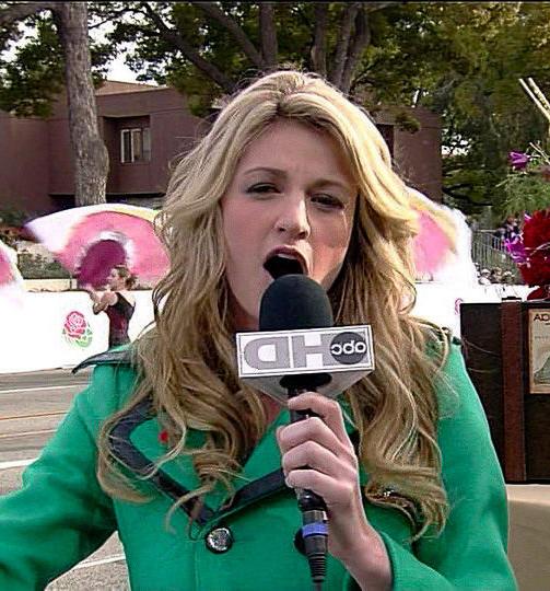 15P Erin Andrews tight bodied sportscaster reports on the game