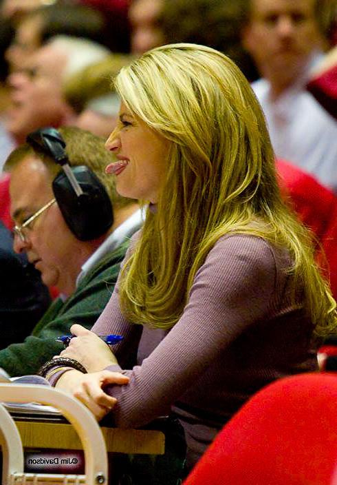 15P Erin Andrews tight bodied sportscaster reports on the game