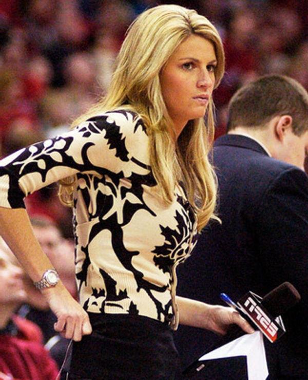 15P Erin Andrews tight bodied sportscaster reports on the game