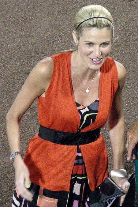 15P Erin Andrews tight bodied sportscaster reports on the game