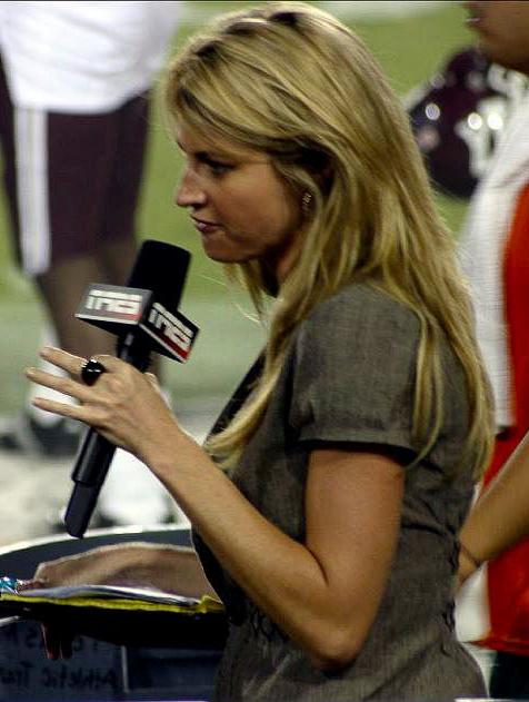 15P Erin Andrews tight bodied sportscaster reports on the game
