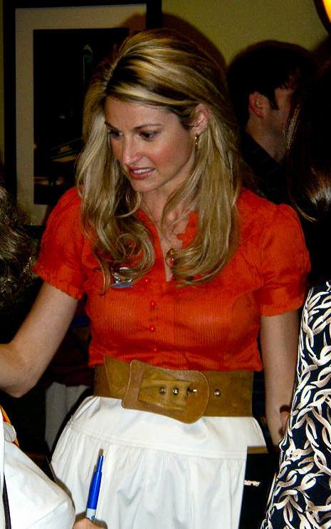 15P Erin Andrews tight bodied sportscaster reports on the game