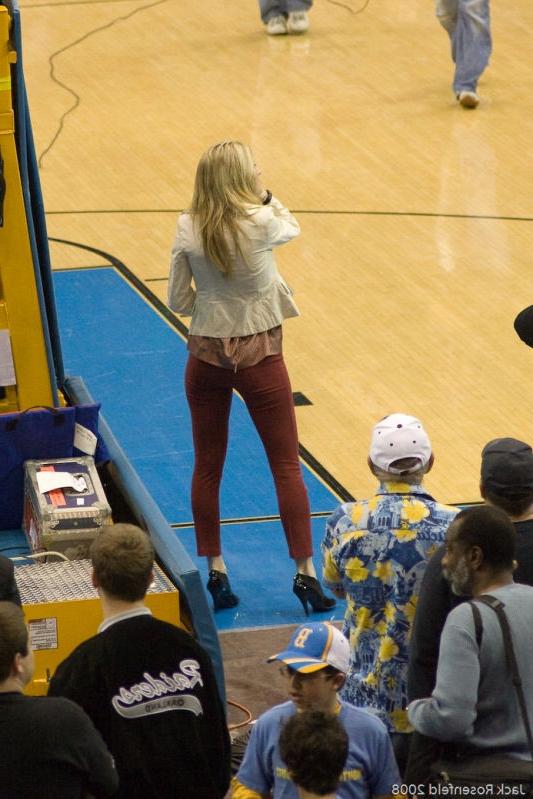 15P Erin Andrews tight bodied sportscaster reports on the game