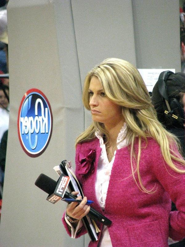 15P Erin Andrews tight bodied sportscaster reports on the game