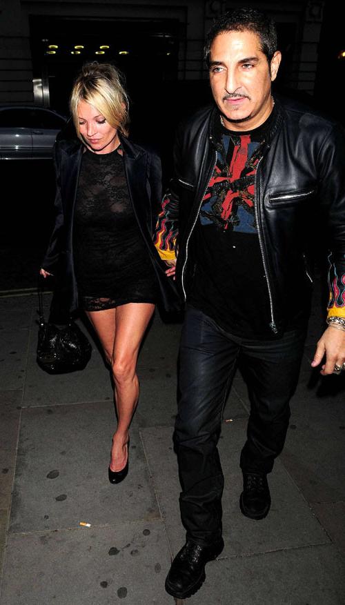 10P Kate Moss showing her nice tits and pussy and upskirt in car paparazzi pictures