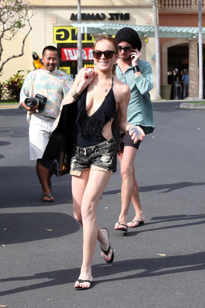 15P Lindsay Lohan upskirt pussy while leaving the car