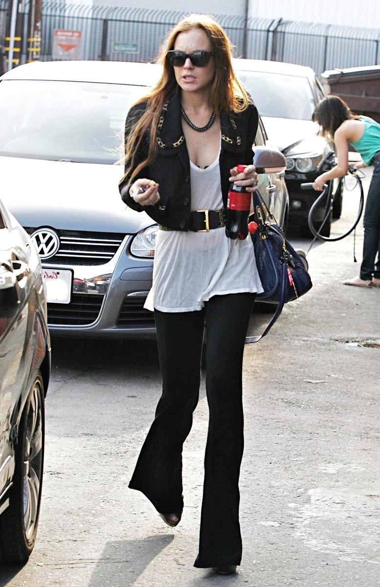 15P Lindsay Lohan upskirt pussy while leaving the car