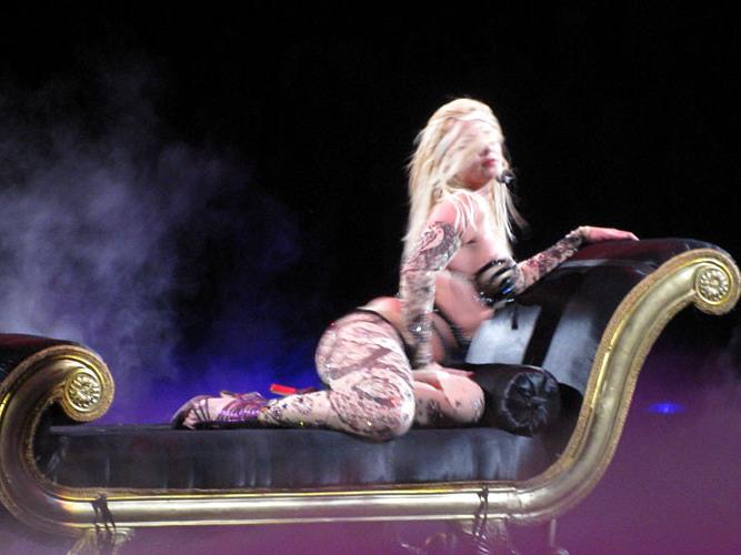 16P Britney Spears showing her pussy upskirt in car paparazzi pictures