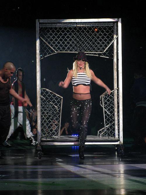 16P Britney Spears showing her pussy upskirt in car paparazzi pictures