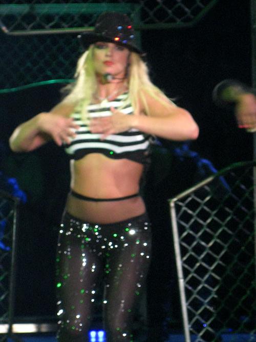 16P Britney Spears showing her pussy upskirt in car paparazzi pictures