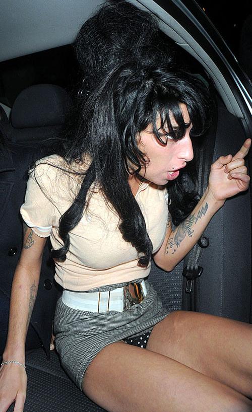 13P Amy Winehouse showing her panties upskirt in car paparazzi pictures