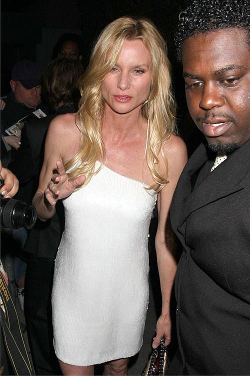 16P Nicollette Sheridan nice upskirt in car paparazzi pictures
