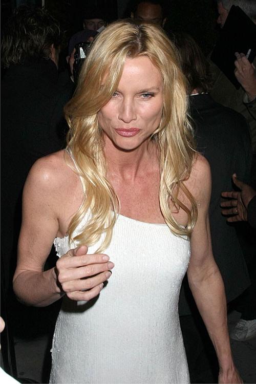 16P Nicollette Sheridan nice upskirt in car paparazzi pictures