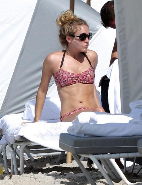 16P Chloe Sevigny giving blowjob to some lucky guy