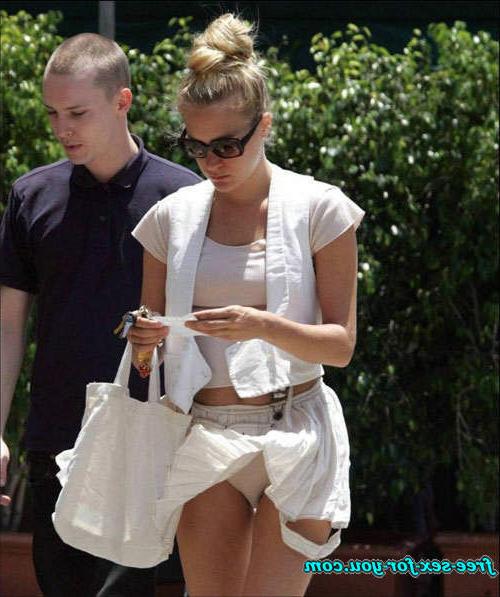 16P Chloe Sevigny giving blowjob to some lucky guy