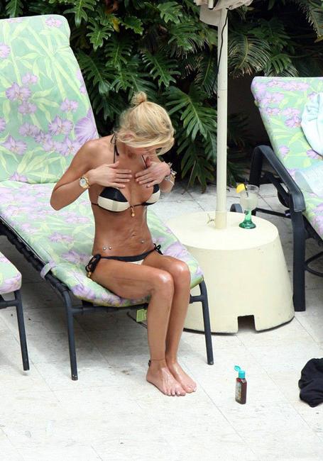 15P Celeb Tara Reid upskirt photo after leaving off her car