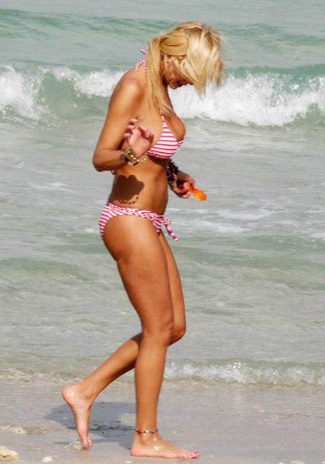 15P Celeb Tara Reid upskirt photo after leaving off her car