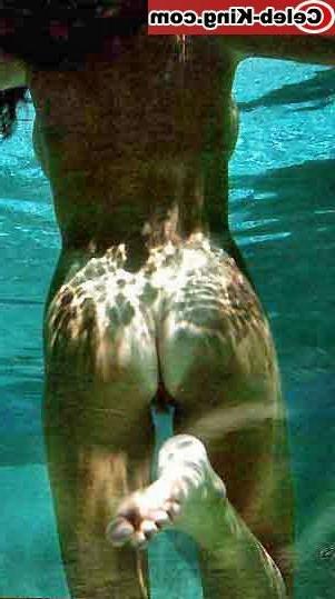 16P Celebrity Jennifer Connelly showing boobs for the camera