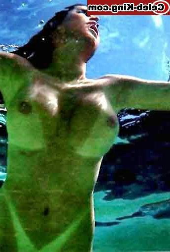 16P Celebrity Jennifer Connelly showing boobs for the camera