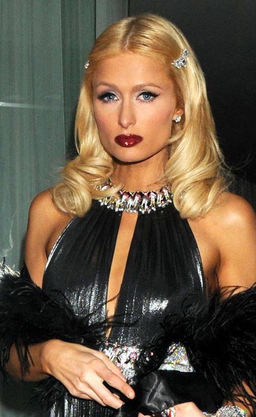 16P Paris Hilton showing her nice shaved pussy in car