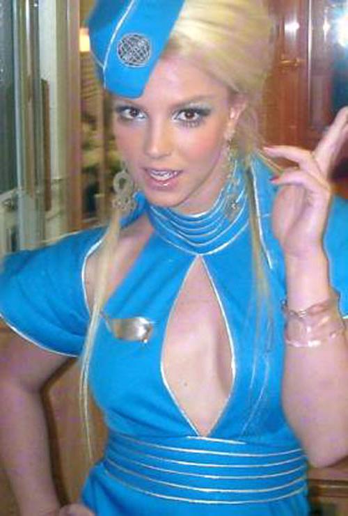 16P Britney Spears showing nice shaved pussy in car