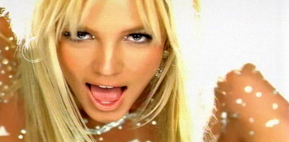 16P Britney Spears showing nice shaved pussy in car