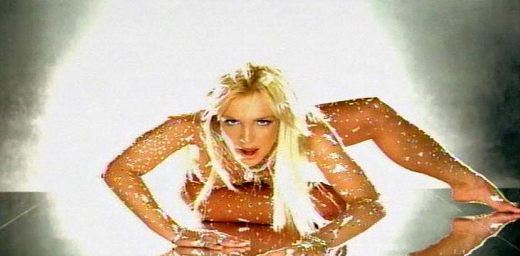 16P Britney Spears showing nice shaved pussy in car