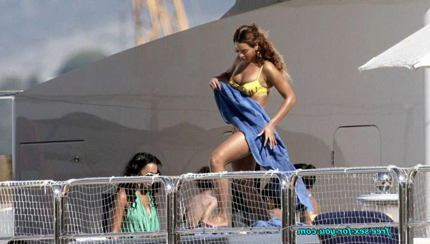 16P Beyonce Knowles show great ass and look sexy in yellow bikini