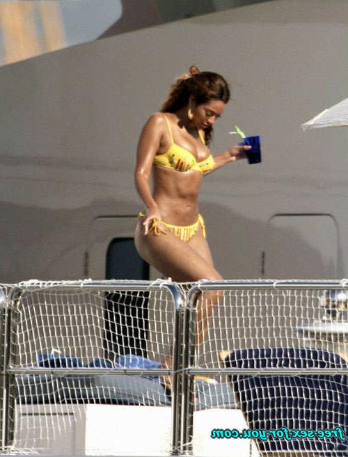 16P Beyonce Knowles show great ass and look sexy in yellow bikini