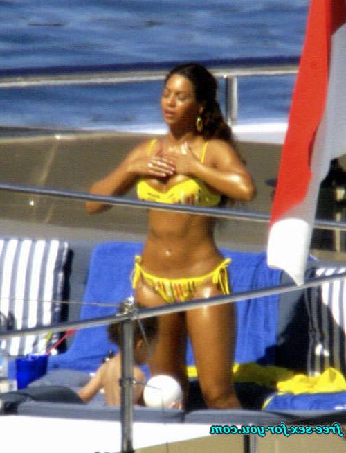 16P Beyonce Knowles show great ass and look sexy in yellow bikini