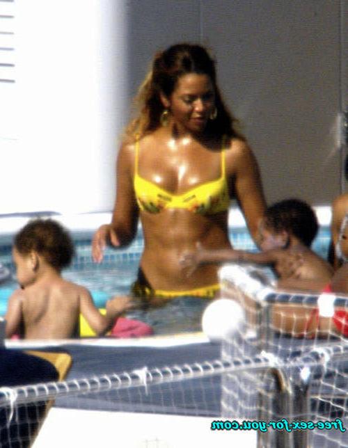 16P Beyonce Knowles show great ass and look sexy in yellow bikini
