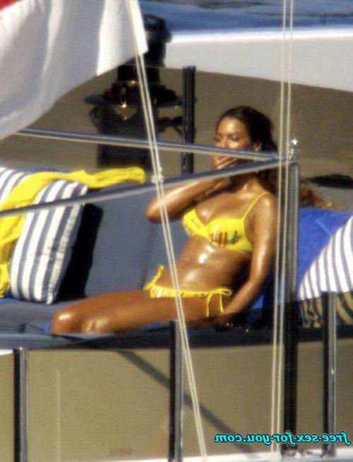 16P Beyonce Knowles show great ass and look sexy in yellow bikini