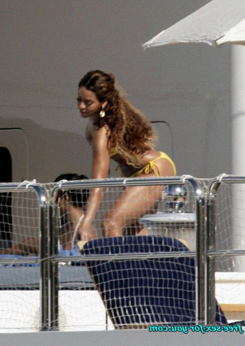 16P Beyonce Knowles show great ass and look sexy in yellow bikini