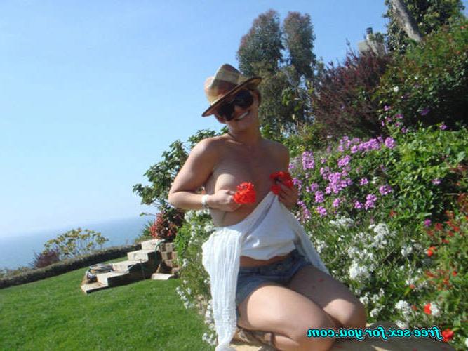 16P Britney Spears posing in topless and hooker outfit on stage
