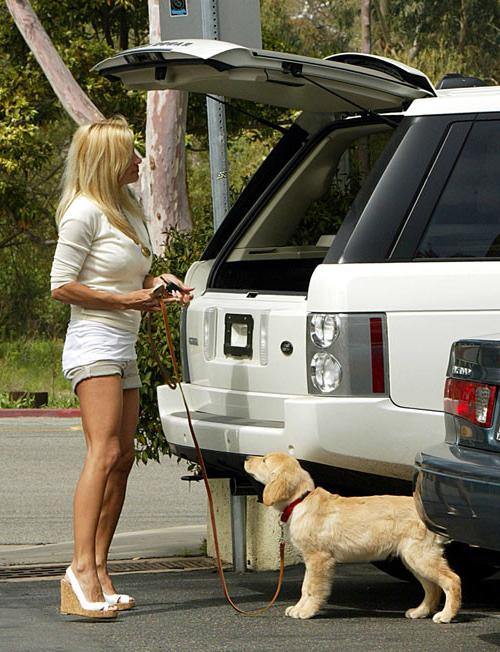 16P Pamela Anderson posing totally naked and show her perfect body