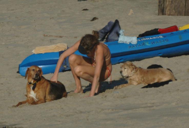 16P Charlize Theron show hairy pussy and beach paparazzi pictures