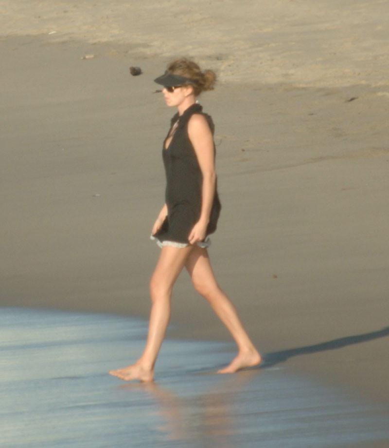 16P Charlize Theron show hairy pussy and beach paparazzi pictures