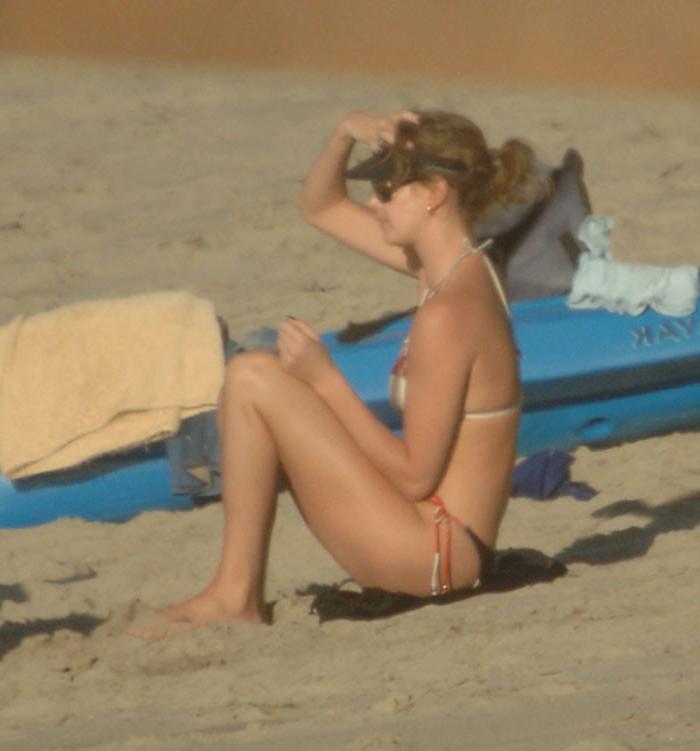 16P Charlize Theron show hairy pussy and beach paparazzi pictures