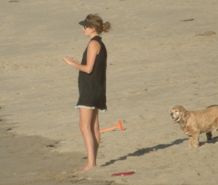 16P Charlize Theron show hairy pussy and beach paparazzi pictures