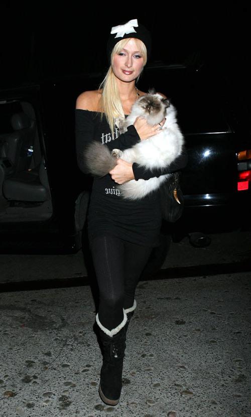 16P Paris Hilton have sex with her sister Niki Hilton in car