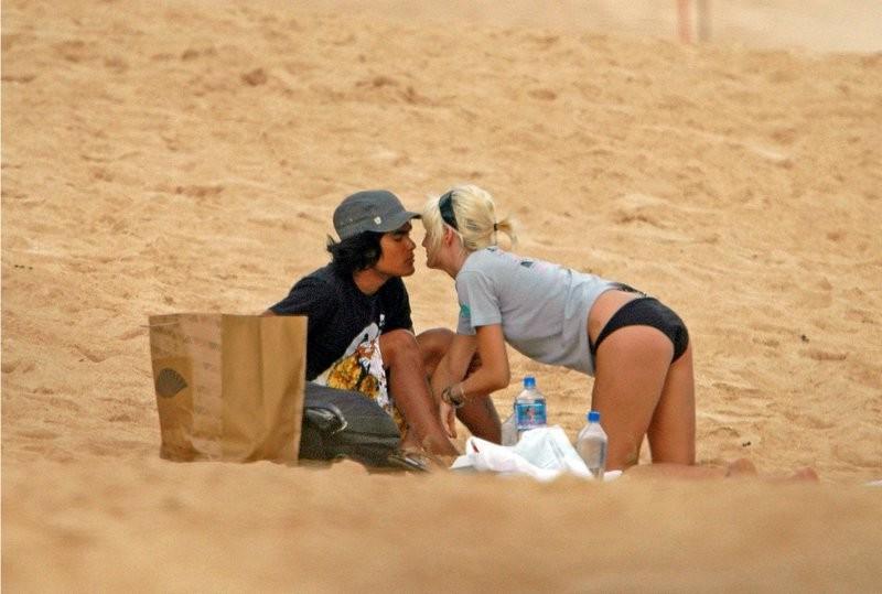 16P Busty celebrity Ashlee Simpson bending over