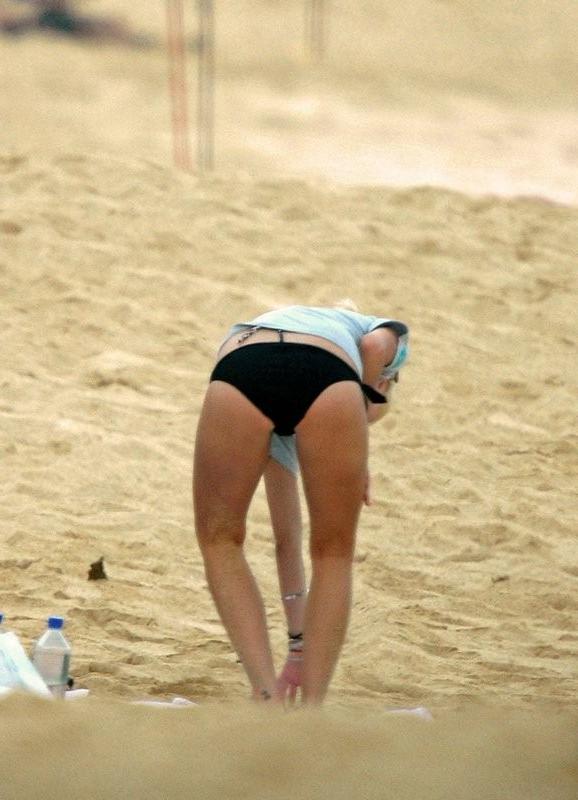 16P Busty celebrity Ashlee Simpson bending over