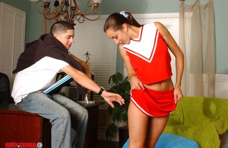 18P Brunete cheerleader having sex to win the audition