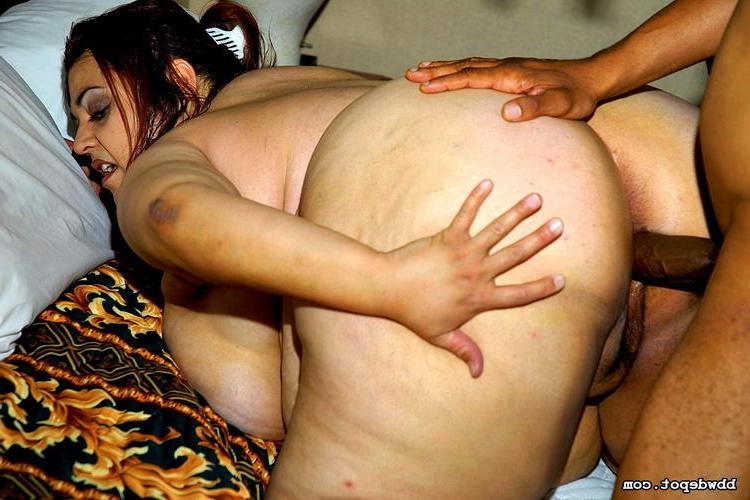 15P Her lover pulls out and jerk his cock all over this big fat cupcake