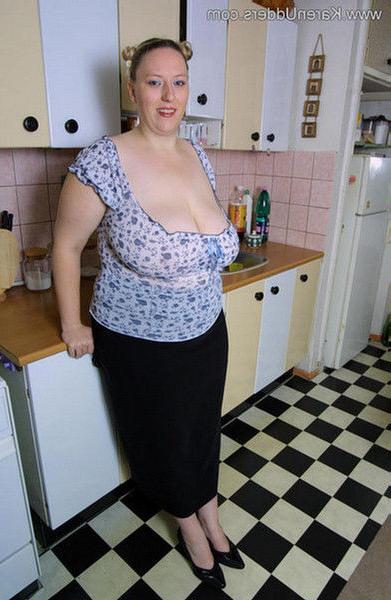 16P BBW housewife Karen Udders flashing her 36J rack