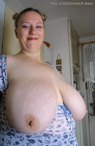16P BBW housewife Karen Udders flashing her 36J rack