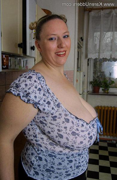 16P BBW housewife Karen Udders flashing her 36J rack