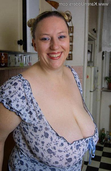 16P BBW housewife Karen Udders flashing her 36J rack