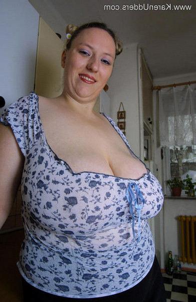 16P BBW housewife Karen Udders flashing her 36J rack