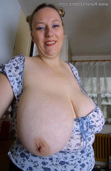 16P BBW housewife Karen Udders flashing her 36J rack